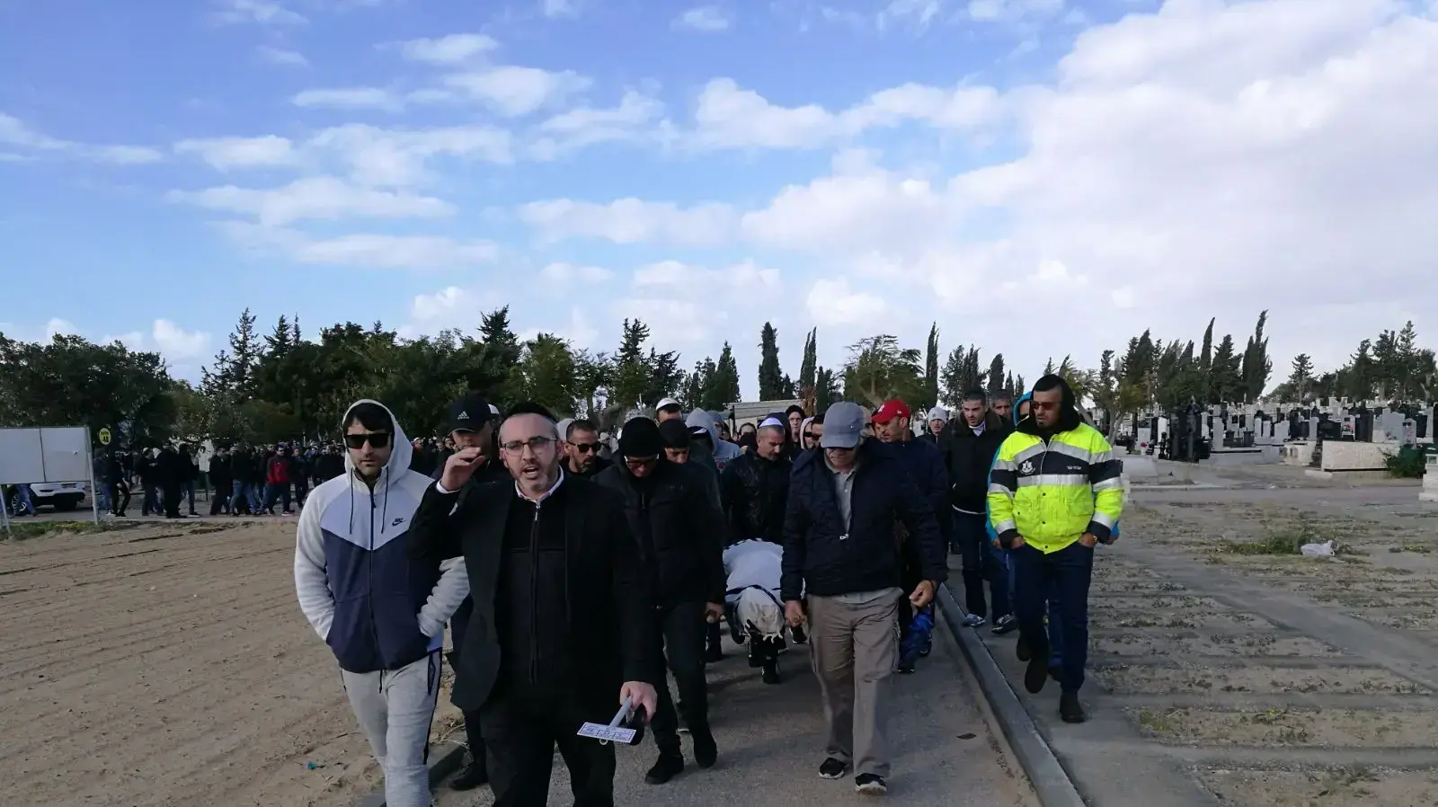 הלווייתו של איתי מור שנרצח בחדר המדרגות של בניין מגוריו, בבית העלמין באשדוד 19 בינואר 2018 הלווייתו של איתי מור שנרצח בחדר המדרגות של בניין מגוריו, בבית העלמין באשדוד 19 בינואר 2018