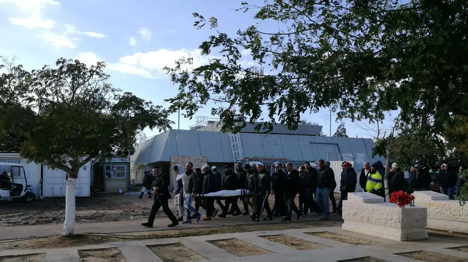 הלווייתו של איתי מור שנרצח בחדר המדרגות של בניין מגוריו, בבית העלמין באשדוד 19 בינואר 2018 הלווייתו של איתי מור שנרצח בחדר המדרגות של בניין מגוריו, בבית העלמין באשדוד 19 בינואר 2018