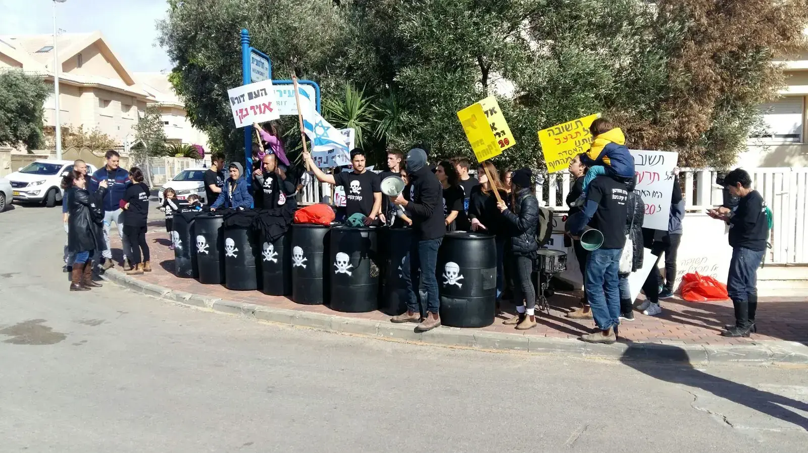 מאות תושבי חוף הכרמל הפגינו מול ביתו של יצחק תשובה במחאה על הקמת אסדת גז בקרבת החוף, 19 בינואר 2018 מאות תושבי חוף הכרמל הפגינו מול ביתו של יצחק תשובה במחאה על הקמת אסדת גז בקרבת החוף, 19 בינואר 2018