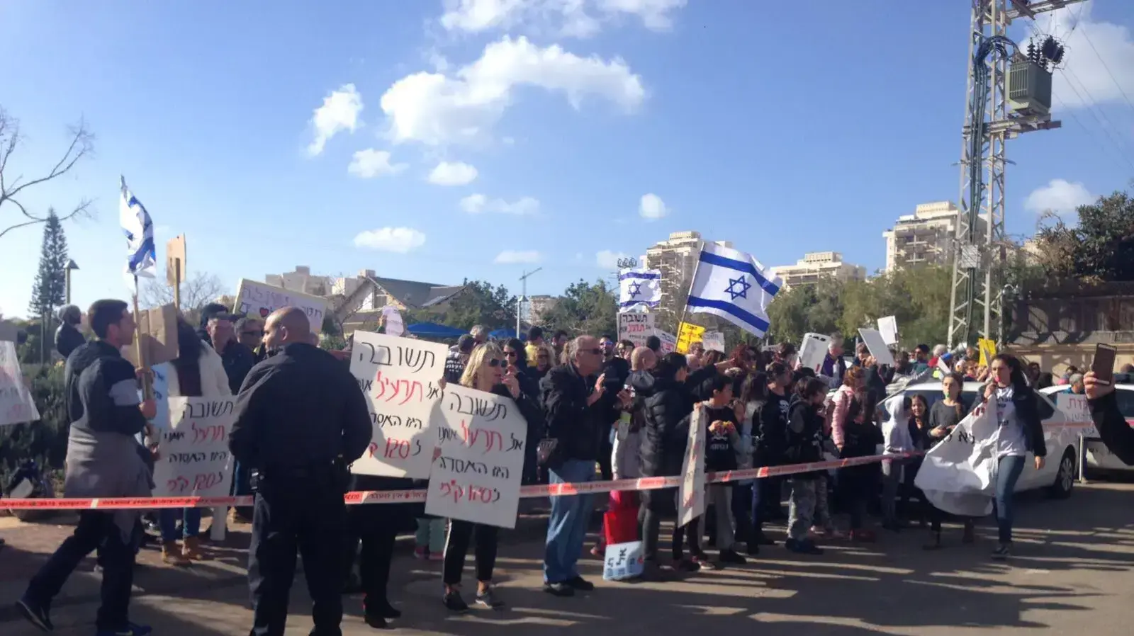מאות תושבי חוף הכרמל הפגינו מול ביתו של יצחק תשובה במחאה על הקמת אסדת גז בקרבת החוף, 19 בינואר 2018