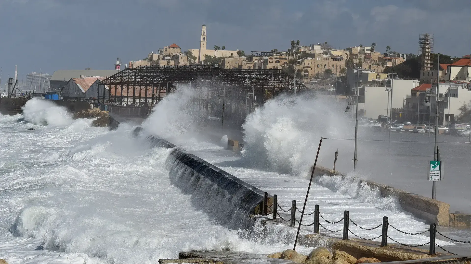 גלים בתל אביב בעקבות הסערה גלים בתל אביב בעקבות הסערה