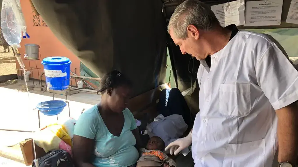 חברי משלחת רופאים מבית החולים שיבא בלוסקה בירת זמביה