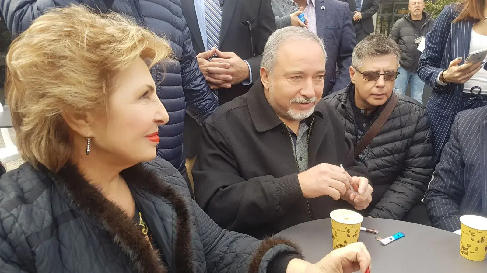 שר הביטחון אביגדור ליברמן עם סופה לנדבר באשדוד שר הביטחון אביגדור ליברמן עם סופה לנדבר באשדוד
