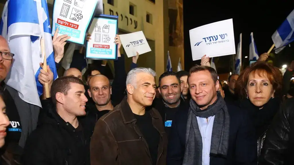 יאיר לפיד בהפגנה באשדוד על פתיחת עסקים בשבת, אשדוד, 20 בינואר 2018 יאיר לפיד בהפגנה באשדוד על פתיחת עסקים בשבת, אשדוד, 20 בינואר 2018