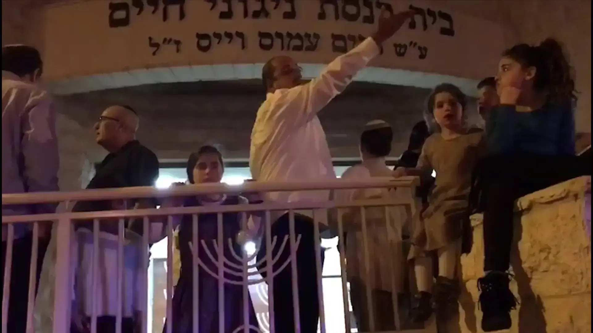 ראשוני- מפגינים מחוץ לבית הכנסת של מנדלבליט