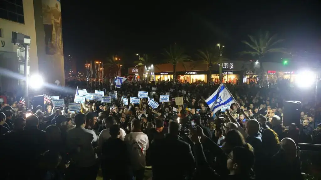 הפגנה באשדוד על פתיחת עסקים בשבת, אשדוד, 20 בינואר 2018 הפגנה באשדוד על פתיחת עסקים בשבת, אשדוד, 20 בינואר 2018