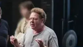 המורה לתיאטרון יוני לוקאס, עליו טוענים תלמידיו לשעבר כי הטריד ותקף אותם מינית המורה לתיאטרון יוני לוקאס, עליו טוענים תלמידיו לשעבר כי הטריד ותקף אותם מינית