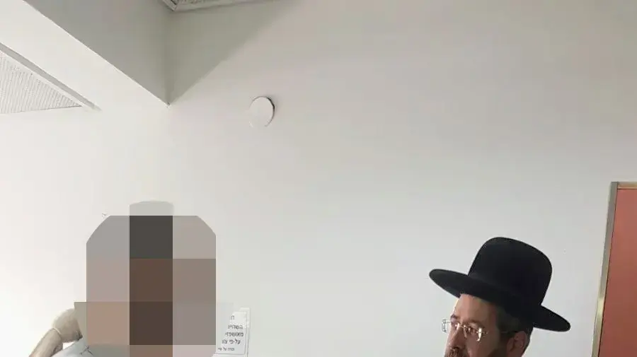 הרב לאו מבקר את לוחם הימ"מ החדרתי שנפצע קשה בג'נין, בית החולים רמב"ם, חיפה, 22 בינואר 2018 הרב לאו מבקר את לוחם הימ"מ החדרתי שנפצע קשה בג'נין, בית החולים רמב"ם, חיפה, 22 בינואר 2018