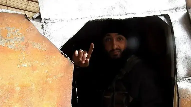 מחבל דאע"ש מסמן עם האצבע שלו (סימן היכר של דאע"ש) מחבל דאע"ש מסמן עם האצבע שלו (סימן היכר של דאע"ש)