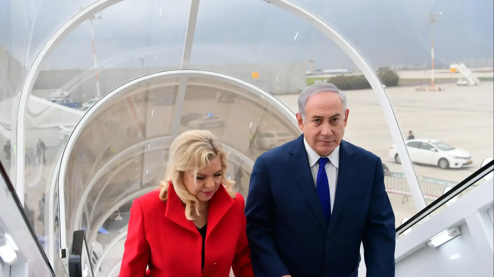 ראש הממשלה בנימין נתניהו ורעייתו שרה ממריאים לדאבוס, שוויץ 23 בינאור 2018 ראש הממשלה בנימין נתניהו ורעייתו שרה ממריאים לדאבוס, שוויץ 23 בינאור 2018