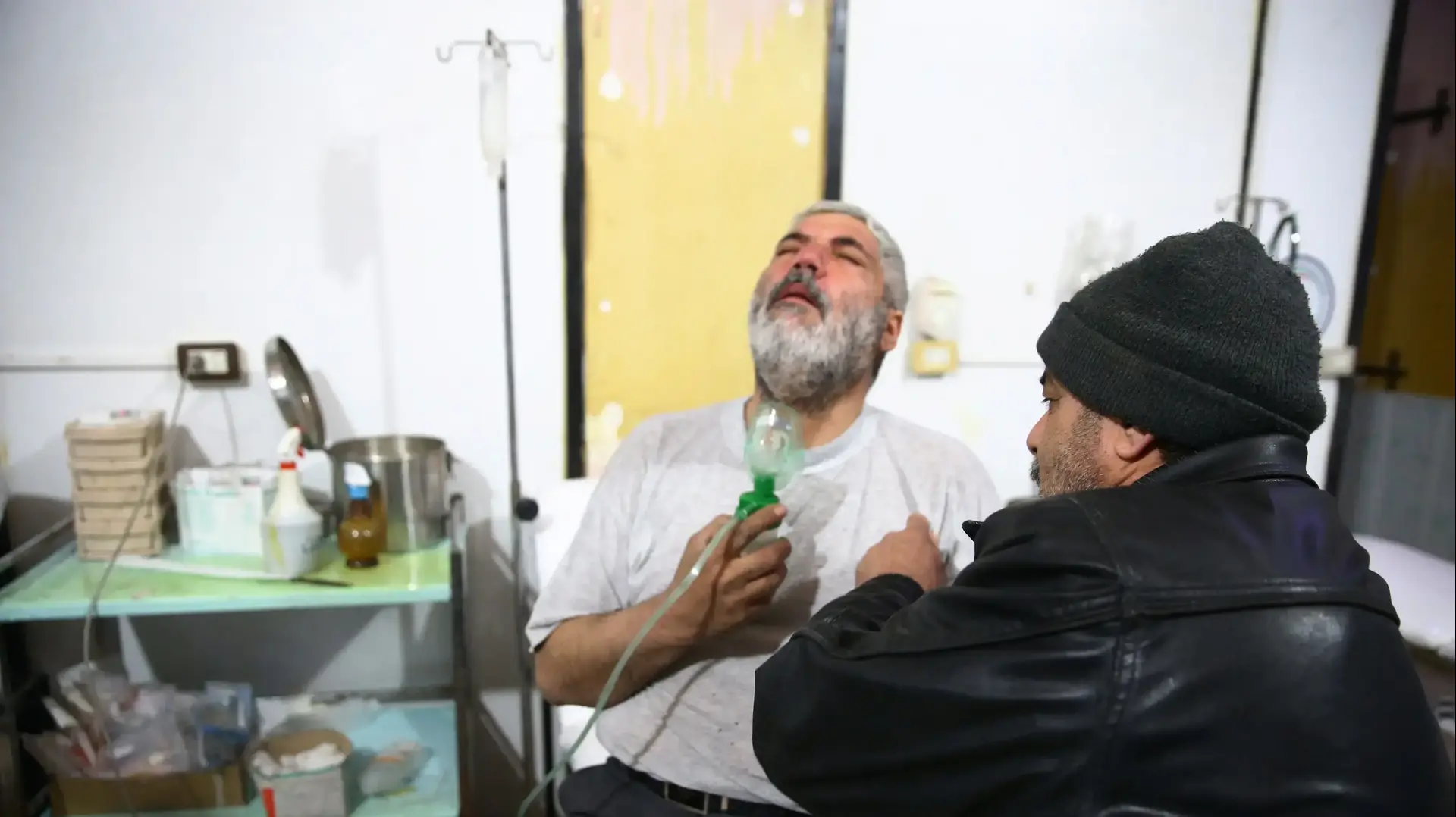 גבר נושם דרך מסכת חמצן במרכז רפואי בדואמה סוריה 22 בינאור 2018 גבר נושם דרך מסכת חמצן במרכז רפואי בדואמה סוריה 22 בינאור 2018