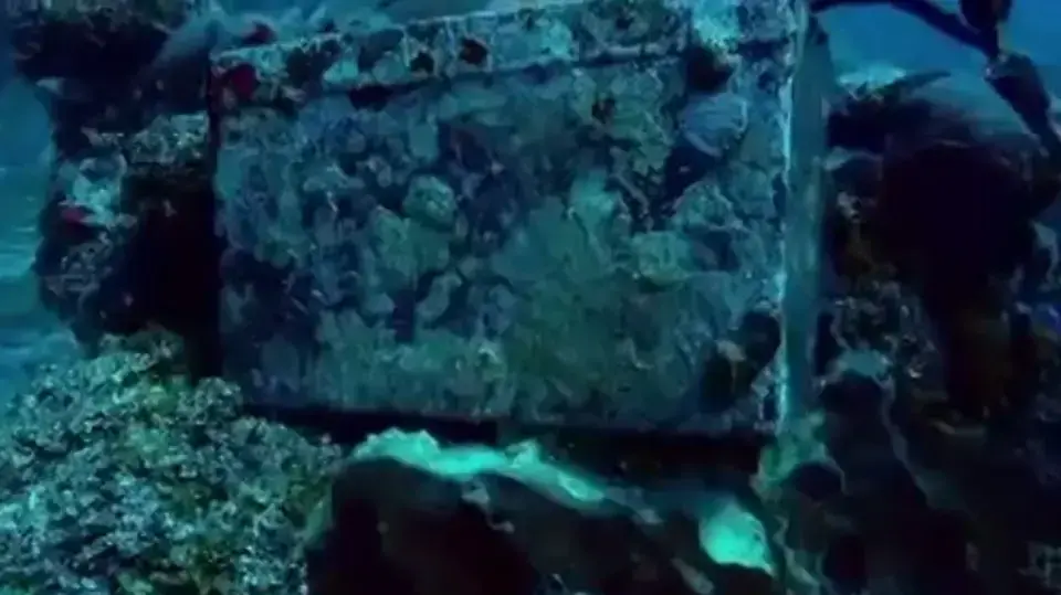 קופסת מתכת שנמצאה במהלך החיפושים אחרי הצוללת של פבלו אסקובר לחופי קולומביה, 2017