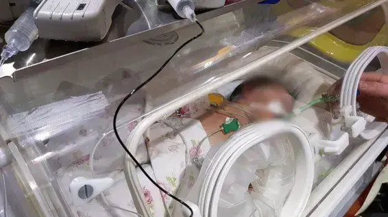 תינוק סורי שהגיע ממחנה הפליטים בקפריסין וטופל בבית החולים שיבא בעקבות מום נדיר בלבו, ינואר 2018 תינוק סורי שהגיע ממחנה הפליטים בקפריסין וטופל בבית החולים שיבא בעקבות מום נדיר בלבו, ינואר 2018