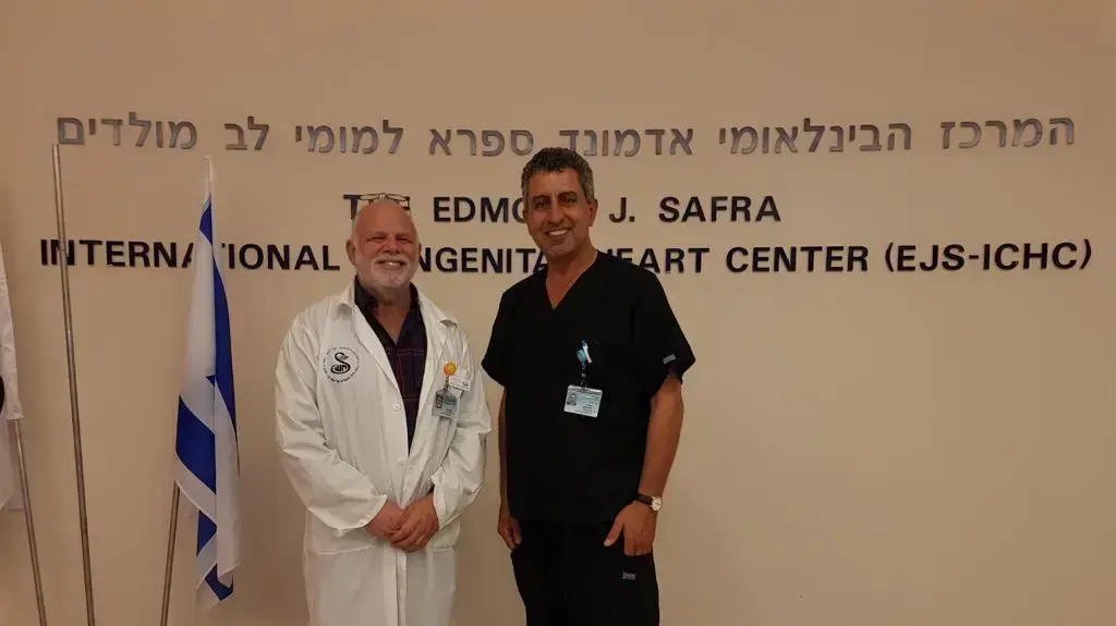 ד"ר דודי משאלי והאח נאגח זייד בבית החולים שיבא עם התינוק הסורי שהובא מקפריסין - 24 בינואר 2018
ד"ר דודי משאלי והאח נאגח זייד בבית החולים שיבא עם התינוק הסורי שהובא מקפריסין - 24 בינואר 2018