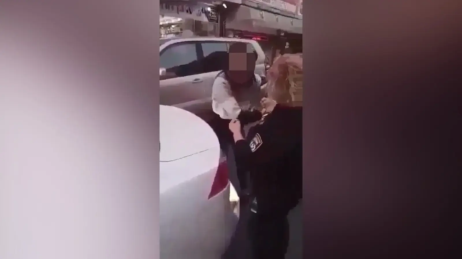 אישה צעקה על שוטרים, בני ברק, 22 בינואר 2018 אישה צעקה על שוטרים, בני ברק, 22 בינואר 2018