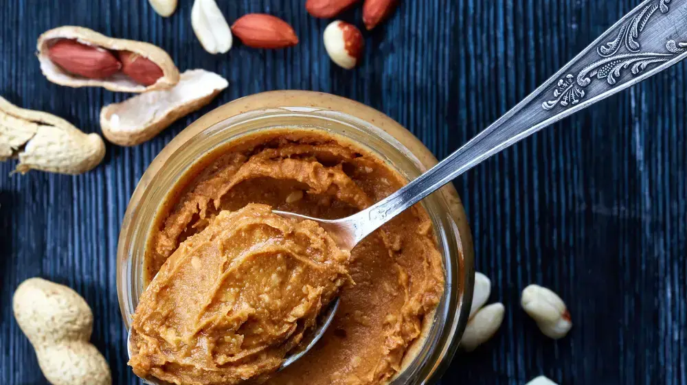 טריק להוצאת שאריות חמאת הבוטנים מתחתית הצנצנת