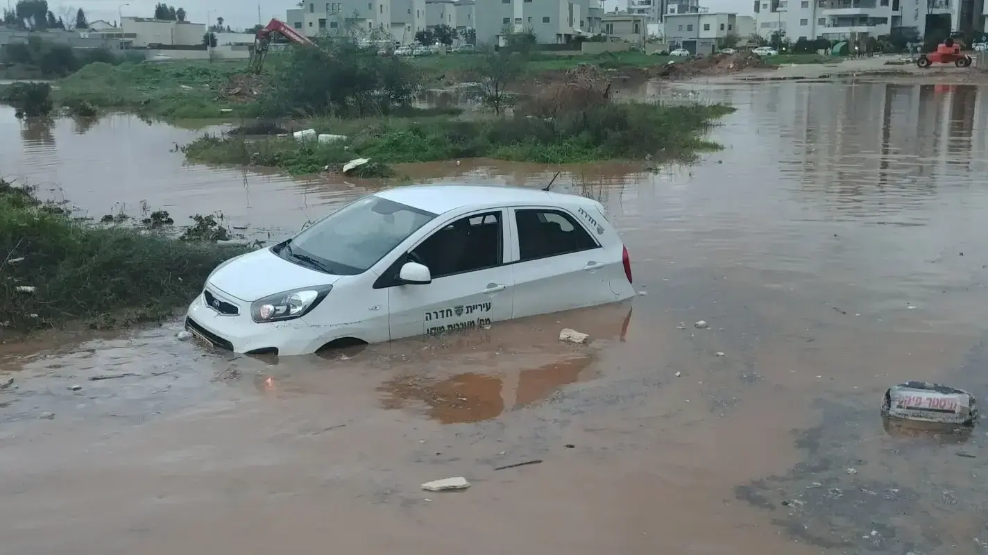 רכב טבוע בשכונת הפארק בחדרה רכב טבוע בשכונת הפארק בחדרה