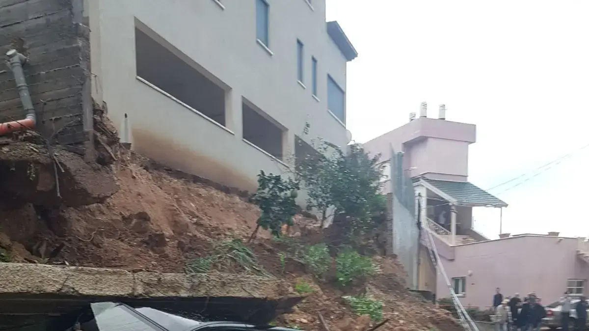 קיר קרס על שלושה רכבים בשפרעם קיר קרס על שלושה רכבים בשפרעם