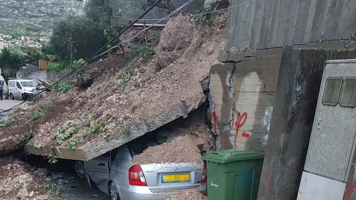 קיר קרס על שלושה כלי רכב בשפרעם ב-26 בינואר 2018