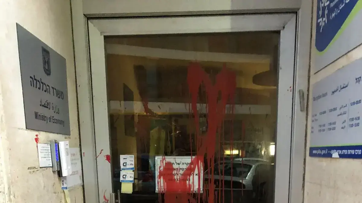 ראשים כרותים וצבע אדום בכניסה לרשות האוכלוסין וההגירה בתל אביב המחאה נגד גירוש המסתננים ב-27 בינואר 2018 ראשים כרותים וצבע אדום בכניסה לרשות האוכלוסין וההגירה בתל אביב המחאה נגד גירוש המסתננים ב-27 בינואר 2018
