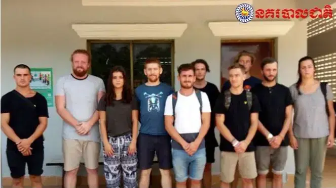 הגברים הבריטים אשר נעצרו על "ריקוד פורנוגרפי" בקמבודיה
הגברים הבריטים אשר נעצרו על "ריקוד פורנוגרפי" בקמבודיה