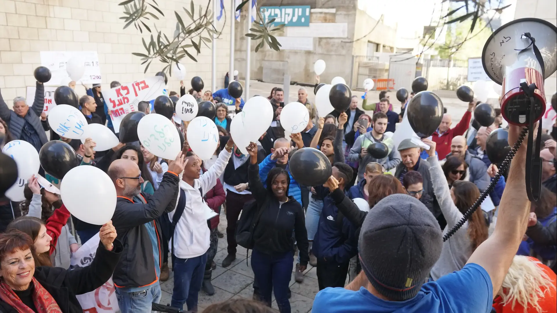 "לא בז"ן לחטוף סרטן"- תושבי חיפה ונציגי ארגוני סביבה הפגינו נגד התוכנית להרחבת בתי זיקוק לנפט "לא בז"ן לחטוף סרטן"- תושבי חיפה ונציגי ארגוני סביבה הפגינו נגד התוכנית להרחבת בתי זיקוק לנפט
