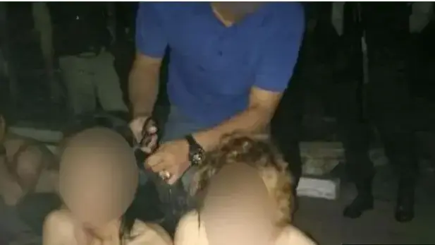 נשים טרנסג'נדריות במהלך פשיטה של המשטרה ומעצרם בסלון יופי בצפון אינדונזיה  29 בינואר 2018 