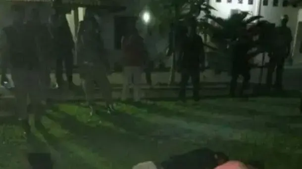 נשים טרנסג'נדריות במהלך פשיטה של המשטרה ומעצרם בסלון יופי בצפון אינדונזיה 29 בינואר 2018 נשים טרנסג'נדריות במהלך פשיטה של המשטרה ומעצרם בסלון יופי בצפון אינדונזיה 29 בינואר 2018