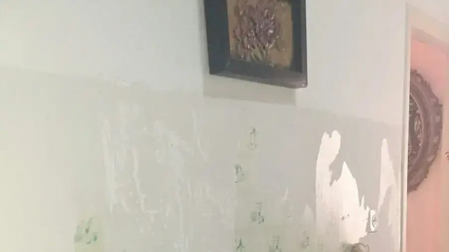 הנזקים של פרויקט עמידר בדירתה של  אונה דרק ניצולת שואה בת 78 