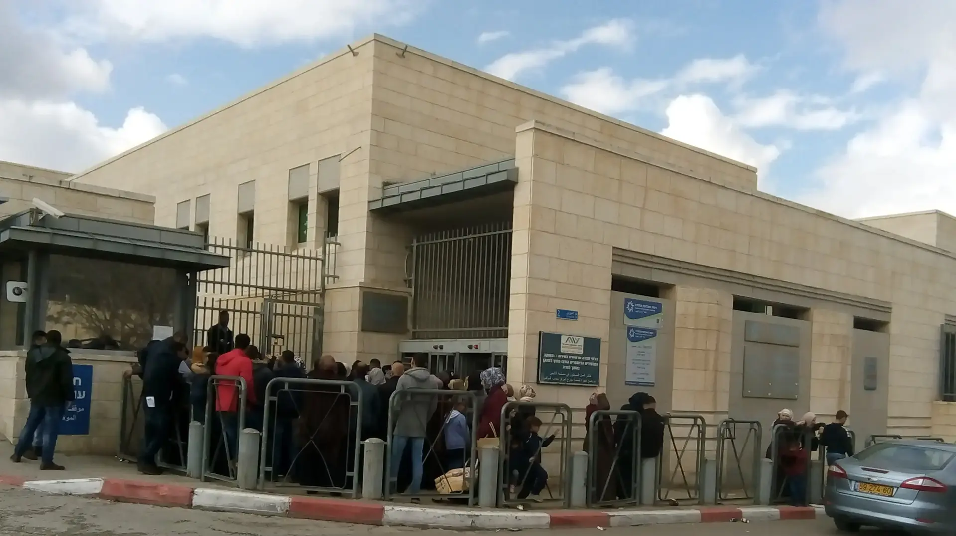 תור בסניף משרד הפנים ובאדי ג'וז 