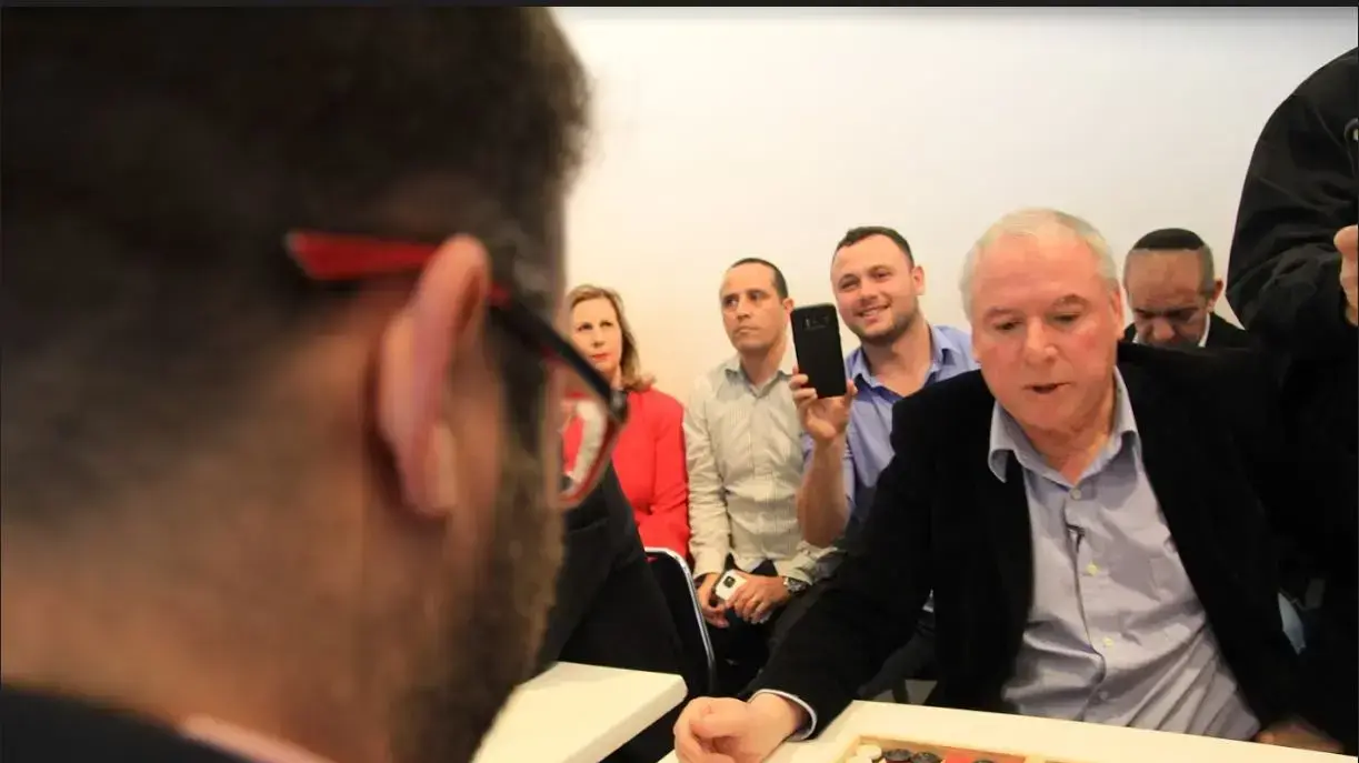 ח"כ דודי אמסלם וח"כ אורן חזן במהלך טורניר שש-בש בכנסת 20 בינואר 2018 ח"כ דודי אמסלם וח"כ אורן חזן במהלך טורניר שש-בש בכנסת 20 בינואר 2018