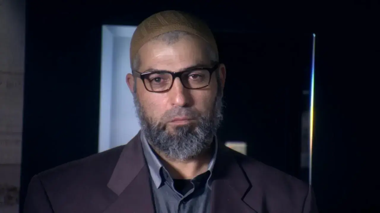 "בזהות בדויה" - צבי יחזקאלי "בזהות בדויה" - צבי יחזקאלי