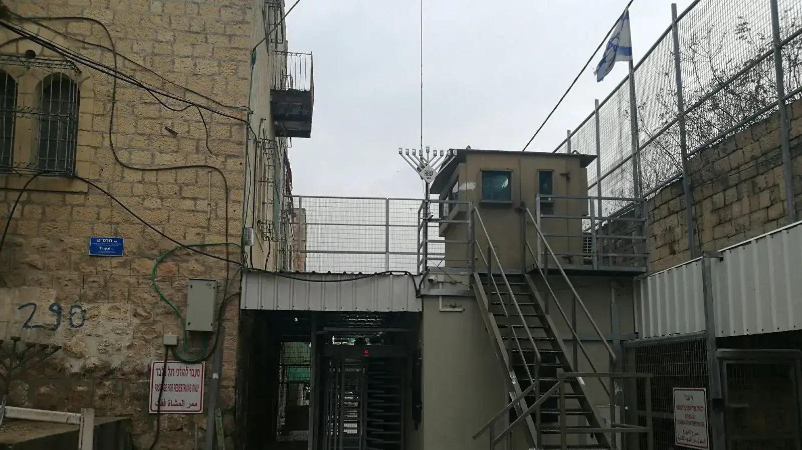 מעברים שהוצבו בלב השכונות הפלסטיניות לבידוק פלסטינים ואיתור מחבלים מעברים שהוצבו בלב השכונות הפלסטיניות לבידוק פלסטינים ואיתור מחבלים