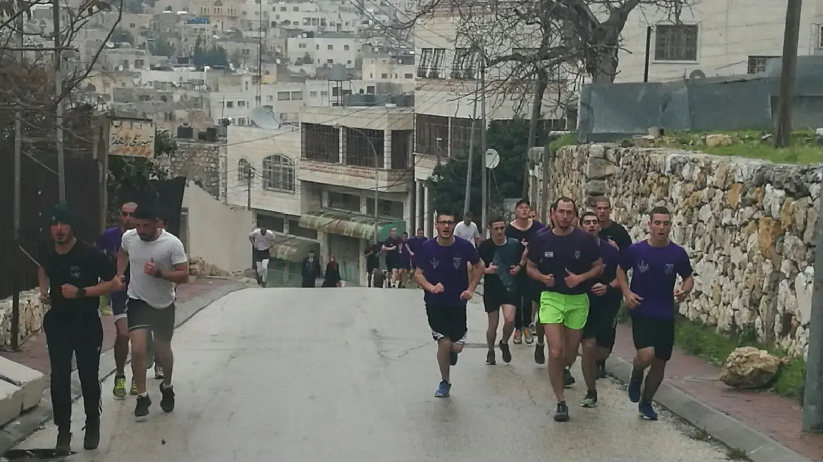 לוחמי צבר רצים ביישוב היהודי ללא הפרעה וחשש לוחמי צבר רצים ביישוב היהודי ללא הפרעה וחשש