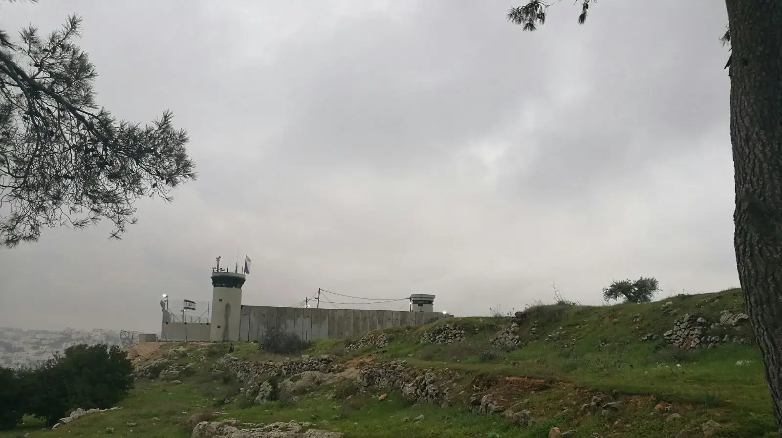 במ"ק נגב. בלב שכונת אבו סנינה. משקיף על היישוב היהודי בחברון. במ"ק נגב. בלב שכונת אבו סנינה. משקיף על היישוב היהודי בחברון.