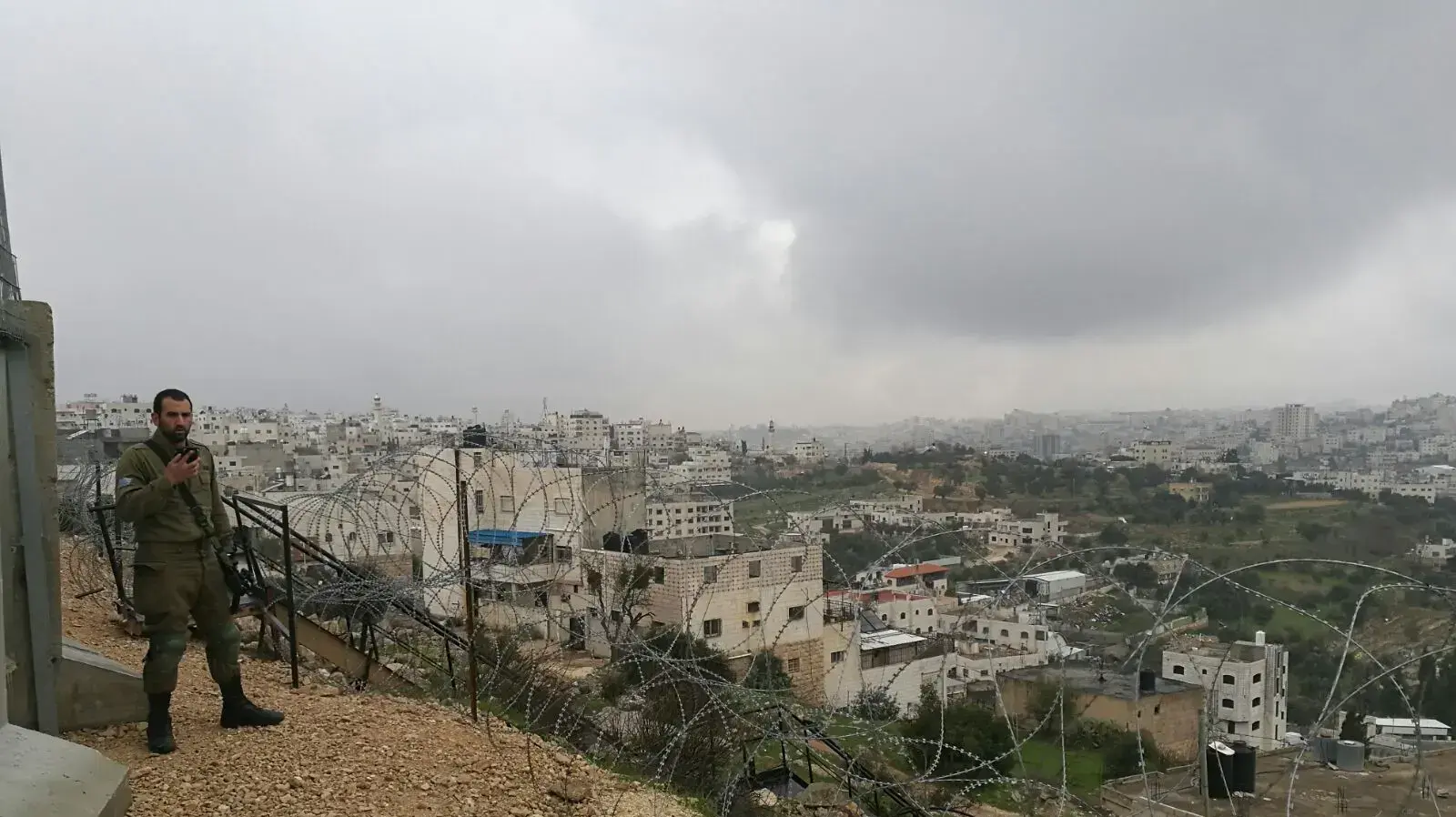 במ"ק נגב. בלב שכונת אבו סנינה. משקיף על היישוב היהודי בחברון. במ"ק נגב. בלב שכונת אבו סנינה. משקיף על היישוב היהודי בחברון.
