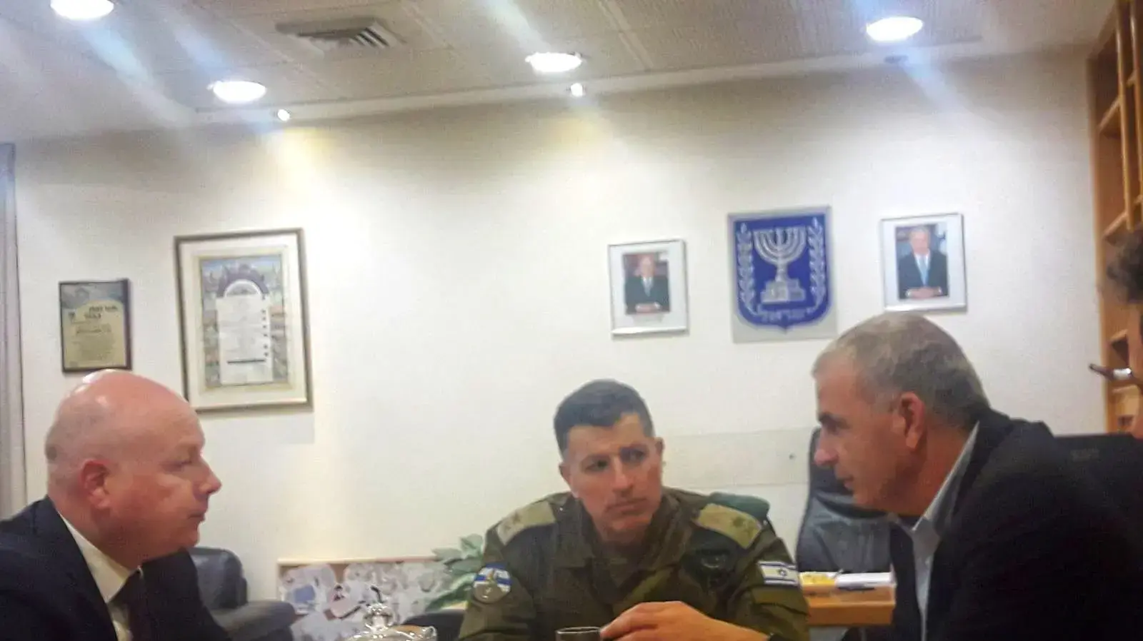 שר האוצה משה כחלון עם ג'ייסון גרינבלט ומתאם פעולות הממשלה בשטחים אלוף פולי מרדכי, ינואר 2018 שר האוצה משה כחלון עם ג'ייסון גרינבלט ומתאם פעולות הממשלה בשטחים אלוף פולי מרדכי, ינואר 2018