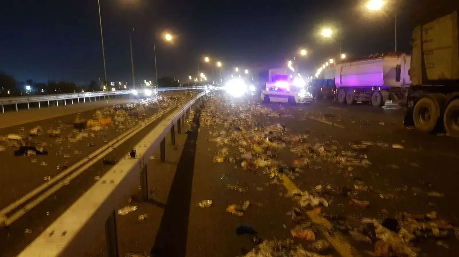 התהפכות משאית בכביש 1, פברואר 2018 התהפכות משאית בכביש 1, פברואר 2018