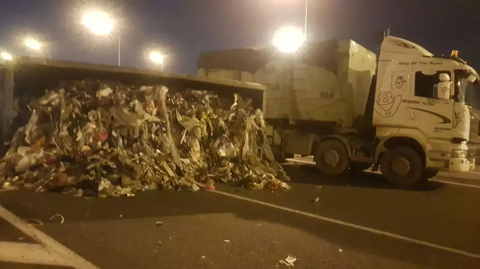 התהפכות משאית בכביש 1, פברואר 2018 התהפכות משאית בכביש 1, פברואר 2018
