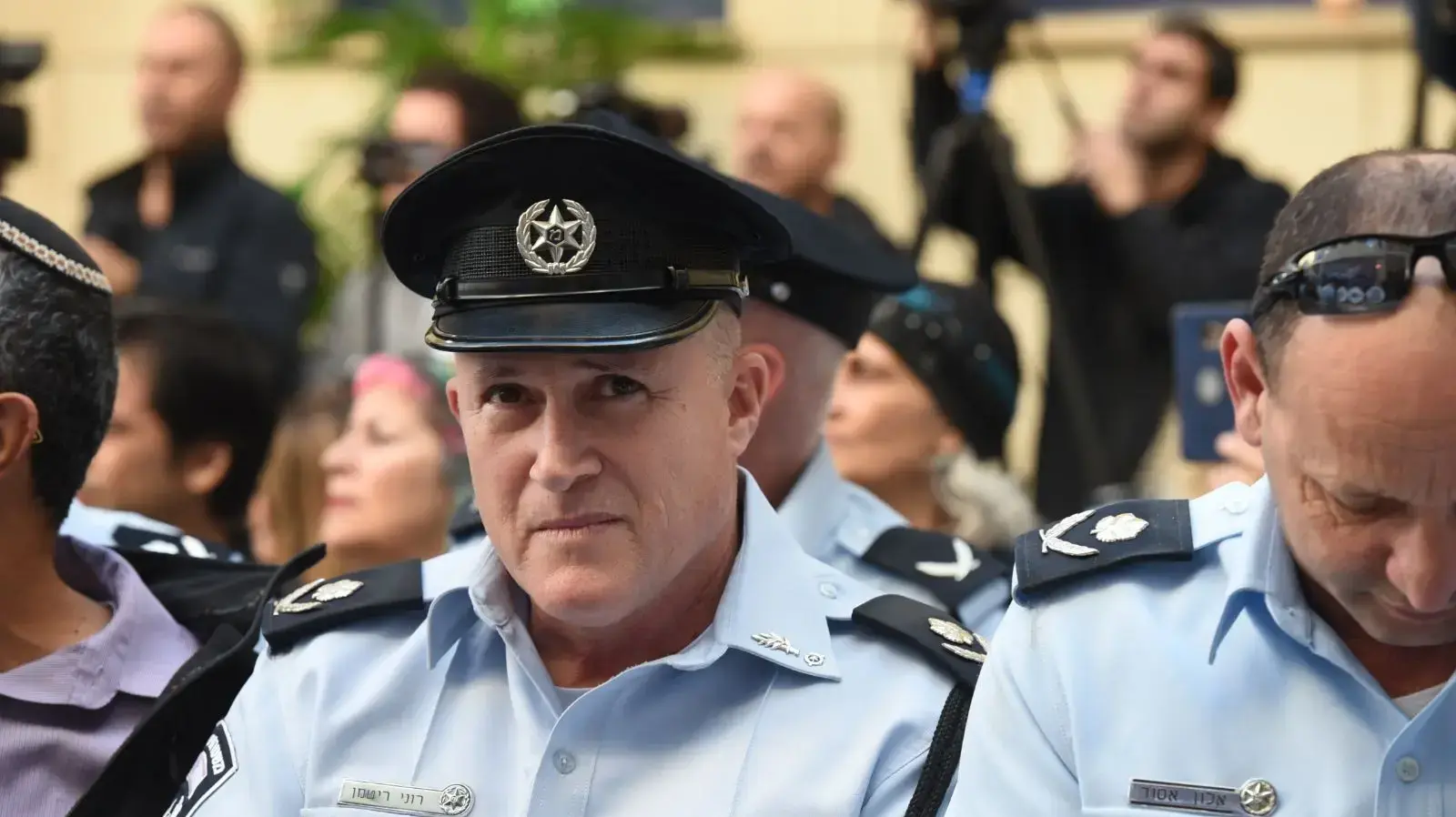 מפכ"ל המשטרה רוני אלשיך והשר לביטחון פנים גלעד ארדן בטקס החלפת מפקדים במחוז תל אביב 1 פברואר 2018 