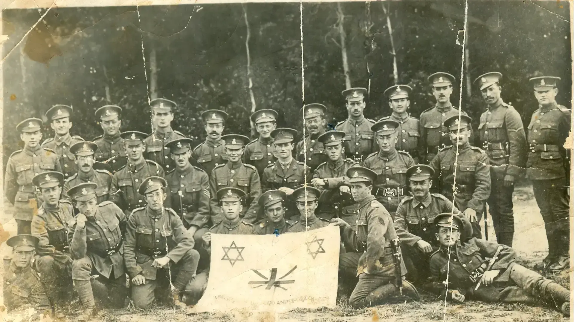 זאב ז'בוטינסקי עם קבוצת בעלי דרגות בגדוד העברי מס' 38, פליימות, בריטניה זאב ז'בוטינסקי עם קבוצת בעלי דרגות בגדוד העברי מס' 38, פליימות, בריטניה
