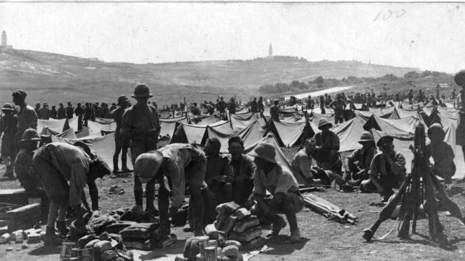 חיילי הגדוד על הר הצופים בירושלים ב-1918 חיילי הגדוד על הר הצופים בירושלים ב-1918