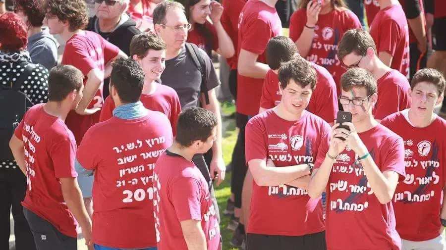 תלמידי התיכון מהוד השרון רצים לזכר הבוגרים שנפלו תלמידי התיכון מהוד השרון רצים לזכר הבוגרים שנפלו