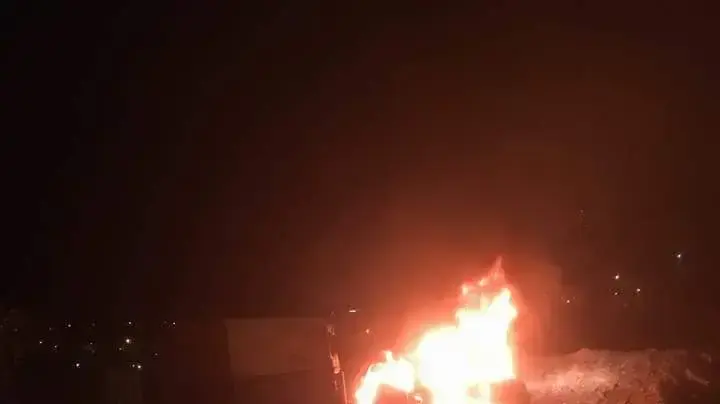 רכבו של ישראלי שנכנס לאבו דיס והוצת על ידי פלסטינים רכבו של ישראלי שנכנס לאבו דיס והוצת על ידי פלסטינים