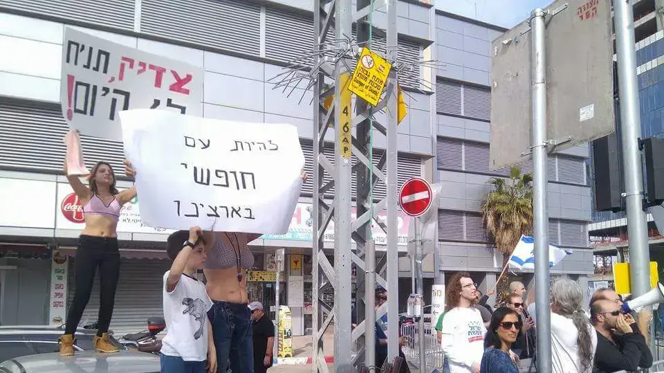 הפגנה במכון מור בגבול בני ברק-רמת גן במחאה על חוק המרכולים 3 בפברואר 2018 הפגנה במכון מור בגבול בני ברק-רמת גן במחאה על חוק המרכולים 3 בפברואר 2018