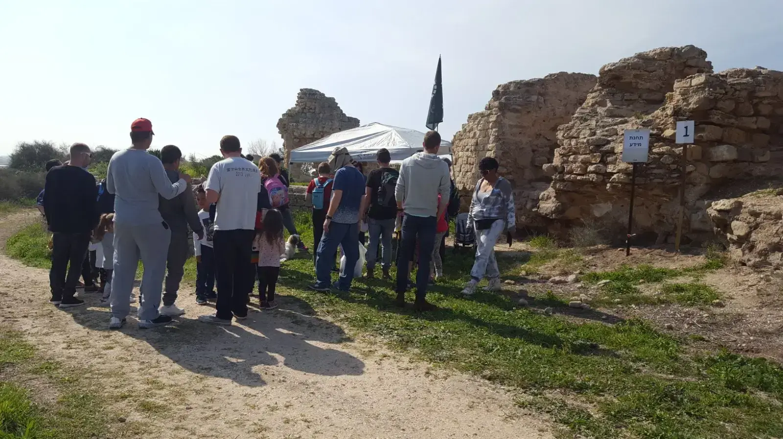 מטיילים בשמורת עינות צוקים שליד ים המלח. 3 בפברואר 2018 מטיילים בשמורת עינות צוקים שליד ים המלח. 3 בפברואר 2018