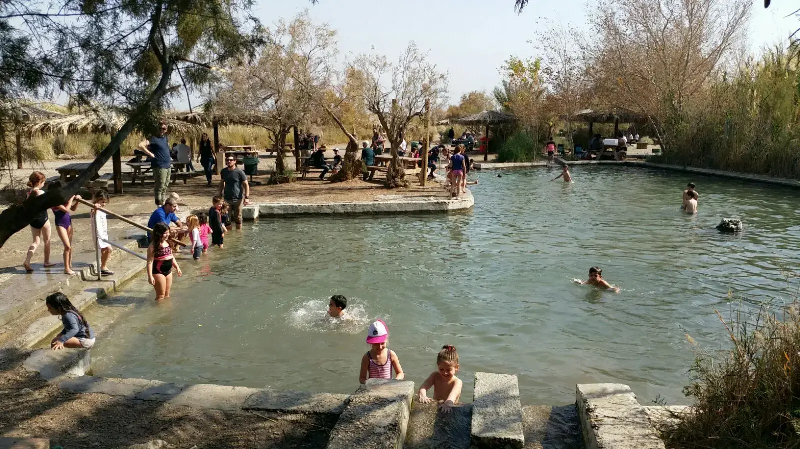 מטיילים בשמורת עינות צוקים שליד ים המלח. 3 בפברואר 2018