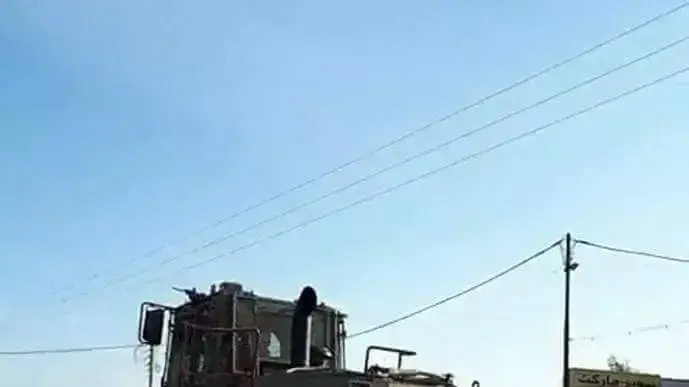 כלי הנדסי של צה"ל בכניסה לכפר בורקין שליד ג'נין כלי הנדסי של צה"ל בכניסה לכפר בורקין שליד ג'נין