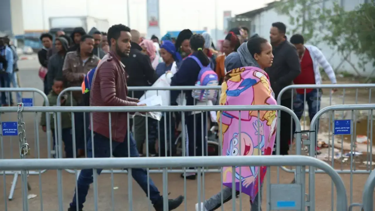 חלוקת מכתבי גירוש של רשות ההגירה למבקשי מקלט, לשכת ההגירה, בני ברק, 4 בפברואר 2018 חלוקת מכתבי גירוש של רשות ההגירה למבקשי מקלט, לשכת ההגירה, בני ברק, 4 בפברואר 2018