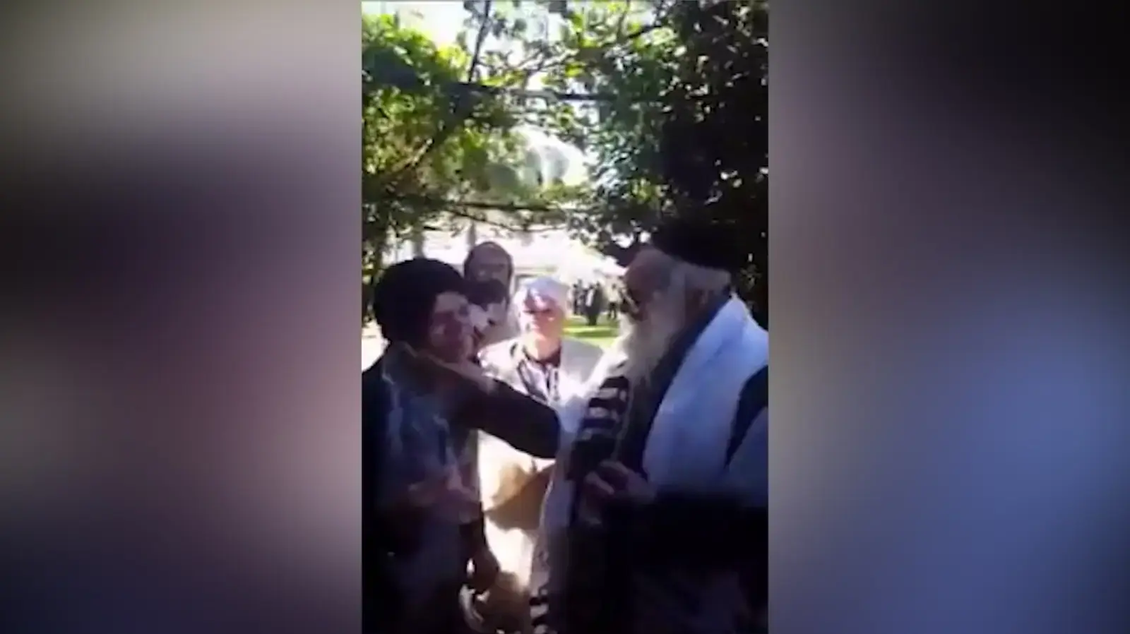 תיעוד של הרב ברלנד נוגע באישה תיעוד של הרב ברלנד נוגע באישה